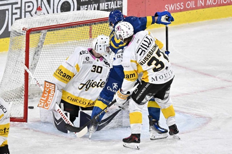Adam Tambellini devance l’Ajoulot Arno Nussbaumer et ouvre la marque. C’est le début d’une très longue soirée… (Photo : Keystone/Jürgen Staiger)