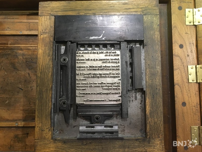 Sur cette presse, le texte est gravé sur une plaque de magnésium.