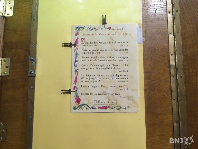 Après avoir encré la plaque de magnésium et l'avoir pressée, le texte est imprimé sur une feuille de papier.