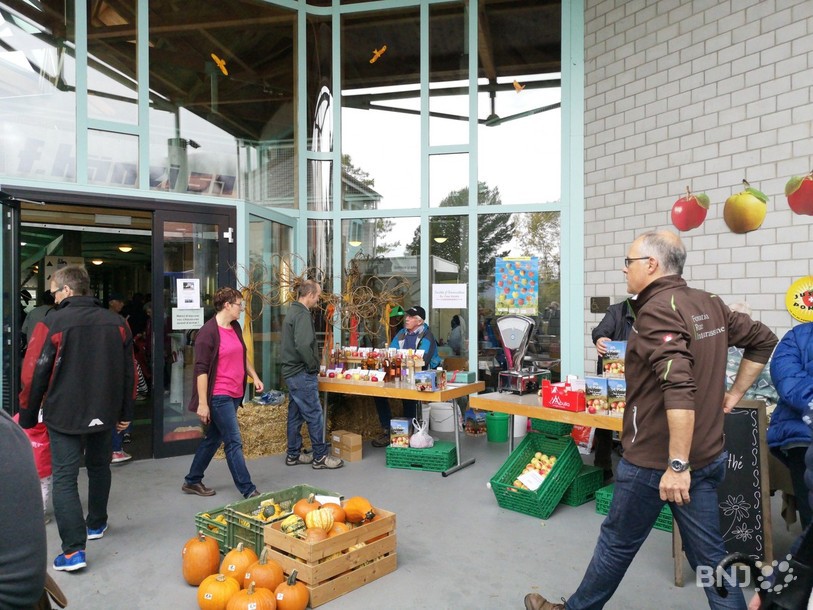 Ambiance automnale et conviviale à l'entrée des locaux de la FRI à Loveresse.