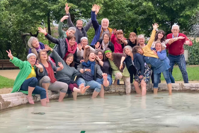 Les 24 conteuses et conteurs jurassiens qui participent au projet. (Photo : Association des Conteureuses du Jura)