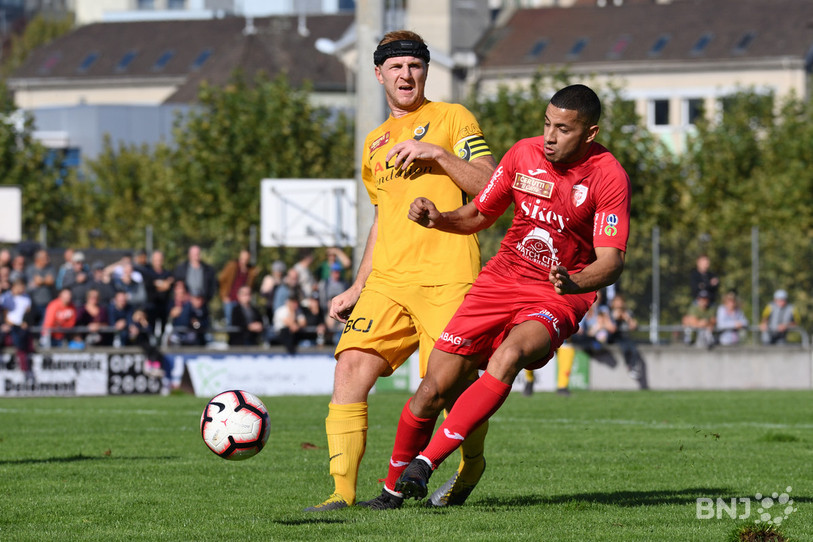 Le Delémontain Josip Budimir (en jaune) et les siens ont eu le dernier mot face au FC Bienne de Karim Ghomrani. (Photo: Georges Henz)