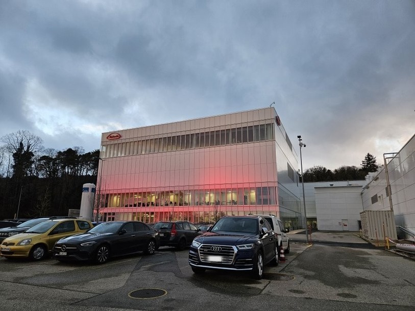 Takeda se plaît à Neuchâtel : l'entreprise pharmaceutique japonaise vient d'investir 200 millions de francs pour son nouveau bâtiment. 
