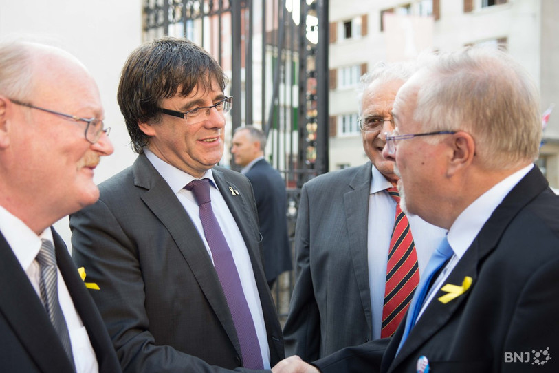 Le secrétaire général du MAJ Pierre-André Comte, l'ancien dirigeant catalan Carles Puigdemont, l'ancien ministre François Lachat et le directeur de campagne de Moutier Ville Jurassienne Laurent Coste (de gauche à droite) s'étaient rencontrés lors de la Fête du peuple l'an dernier à Delémont. Pierre-André Comte soupçonne l'Espagne de mener des actes d'espionnage dans le Jura, notamment suite à cet événement (archive).