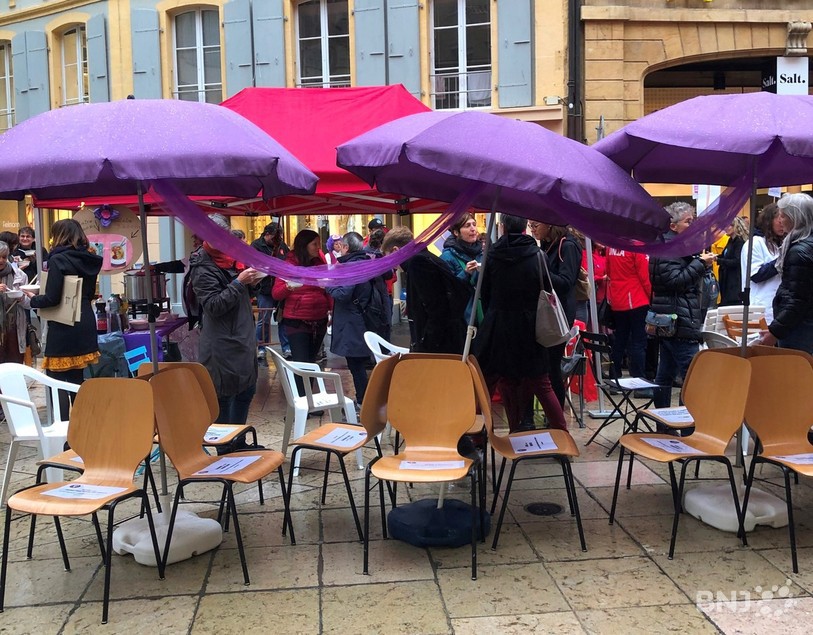Les femmes ont installé 71 chaises pour symboliser les 71 jours où elles ne seront pas payées jusqu'à la fin de l'année.