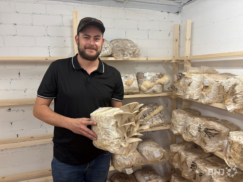 Sébastien Châtelain présente ses champignons pratiquement prêts.