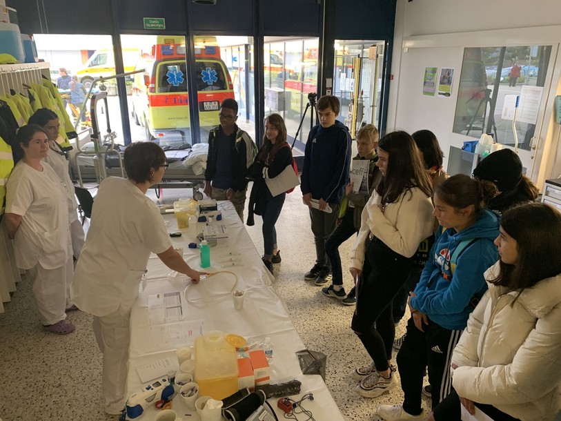 Des stands étaient installés dans les hôpitaux pour faire découvrir aux jeunes les professions de la santé. (Photo : Hôpital du Jura bernois)