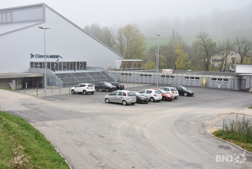 Le périmètre à l'ouest de la patinoire qui doit devenir une zone bleue de 20 à 23 places.