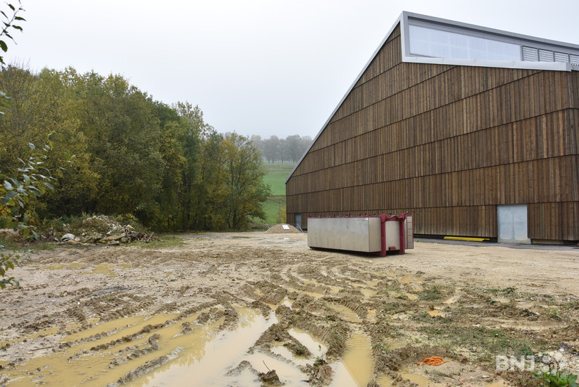 Le terrain à l'est de la patinoire, acheté par la Municipalité de St-Imier et qui permettra de fournir 50 places de plus en durée illimitée.