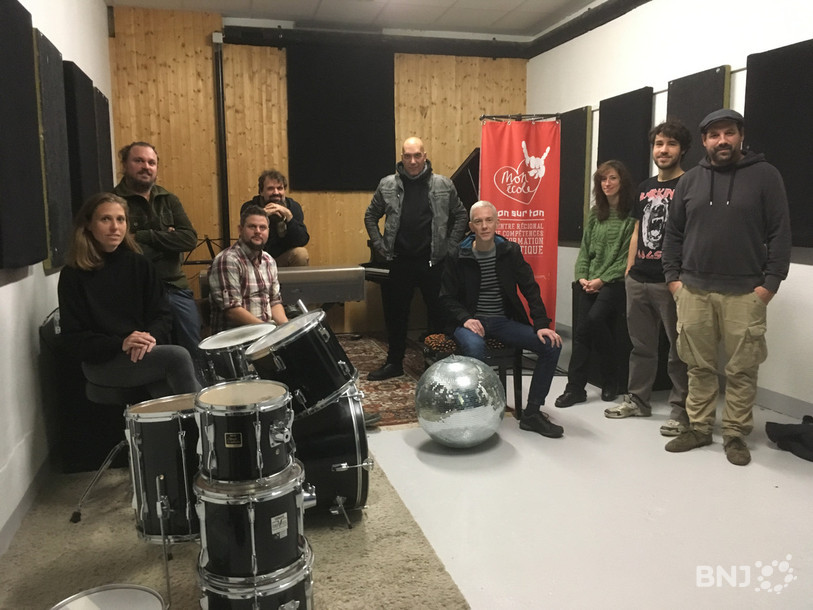 Les membres de l'Association de Coordination de la Case à Chocs et de la fondation Ton sur Ton dans leur nouveau local de répétition.