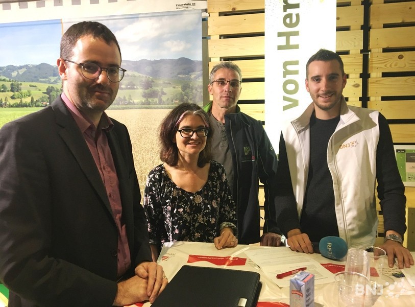 De gauche à droite : Michel Darbellay (directeur d'Agrijura), Marie-Anne Etter (secrétaire régionale de la section WWF Jura), Thierry Blaser (agriculteur à Courtedoux et membre du comité d'Agrijura et Alexandre Rossé (journaliste RFJ).