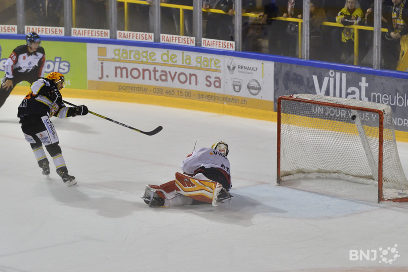 Philip-Michaël Devos trompe son ancien coéquipier Elien Paupe : c'est 3-2 pour Ajoie (photo : Georges Henz) !