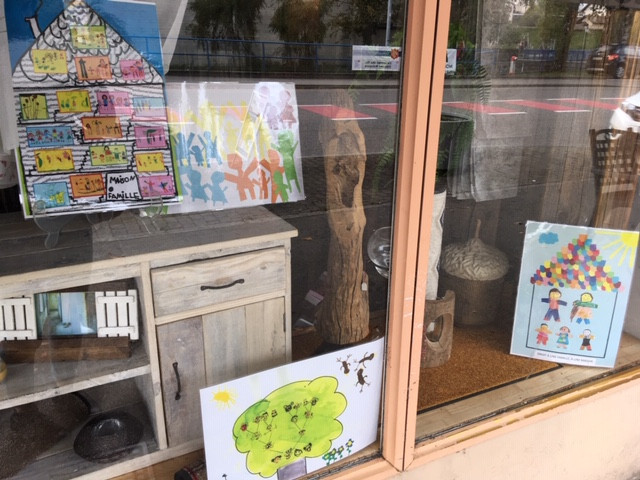 Les dessins des écoliers de Moutier sont exposés dans les vitrines de commerces du centre-ville. Ils sont à voir jusqu'en décembre. (photo: LDD)