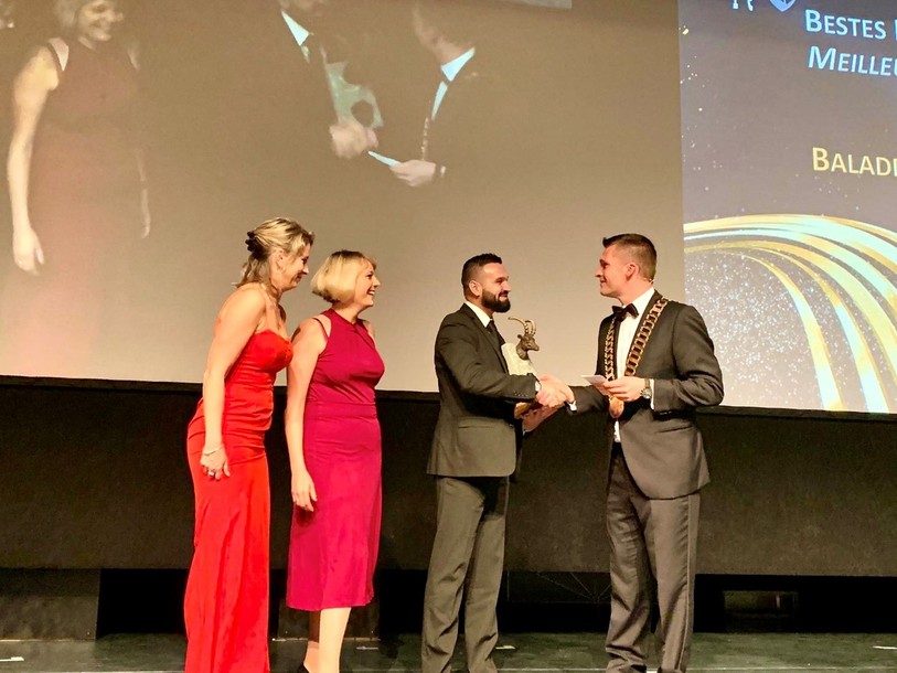 Tiago Da Costa (au centre) président de la JCI Montagnes neuchâteloises reçoit le prix des mains du président de la JCI suisse Marc Hauger. (Photo: Tiago Da Costa)