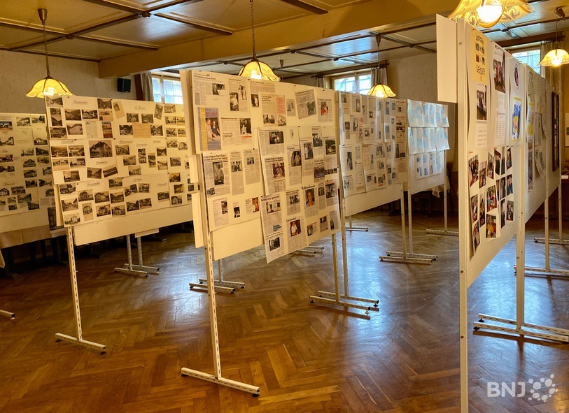 Des panneaux remplis de documents anciens en lien avec le domaine de la restauration dans le Jura.