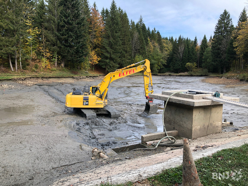 Après l'évacuation des poissons et la vidange de l'étang, place à l'extraction de la vase.