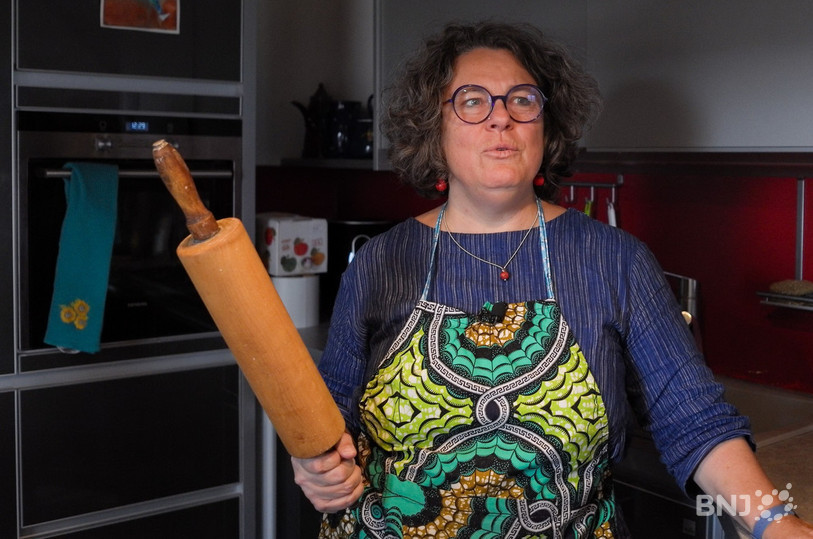 Isabelle Plomb bien équipée pour étaler la pâte.