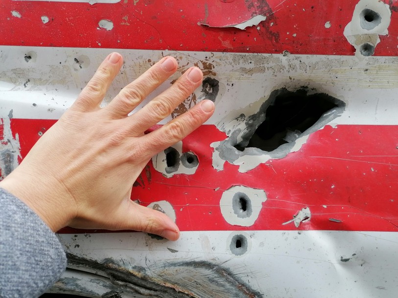 Taille des impacts de balles sur l’ambulance ukrainienne.