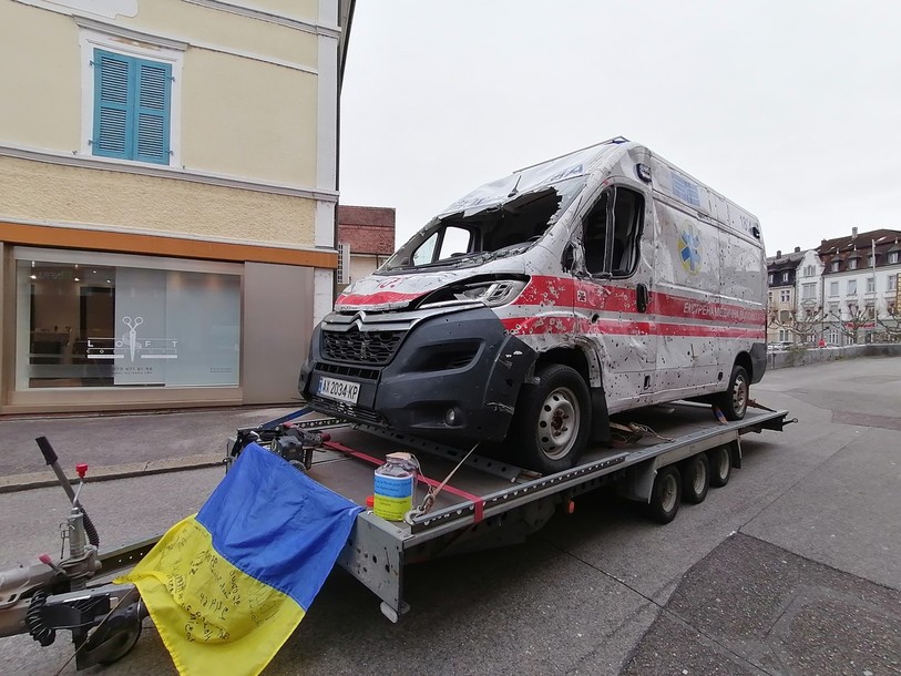 L'ambulance ukrainienne mitraillée par les Russes a déjà été exposée à Delémont au Pont de la Maltière.