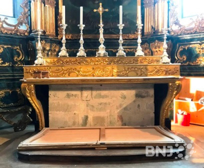 Le sarcophage de St-Ursanne se trouve sous deux hôtels de la Collégiale.