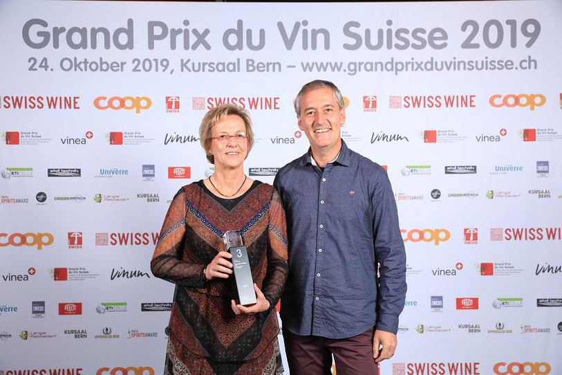 Les encaveurs boudrysans Janine Schaer et Pierre-Alain Jeannet ont reçu leur trophée jeudi soir à Berne. (Photo : Grand Prix du vin suisse).