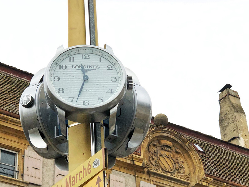Trois nouvelles horloges ornent la place des Halles à Neuchâtel. (Photo : LDD).