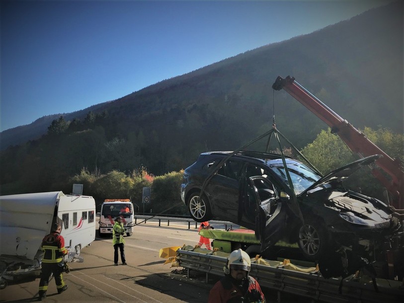 Le véhicule a été évacué par une dépanneuse. (Photo : police cantonale bernoise)