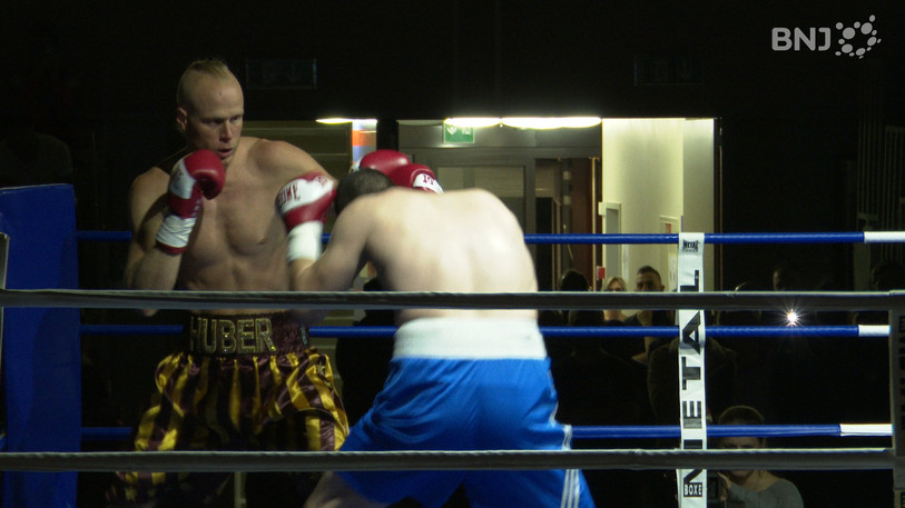 Le Valaisan Benoît Huber (à gauche), tête d'affiche de ce gala, a aisément battu son adversaire, le Serbe Stefan Mihailov, lors d'un combat en six reprises.