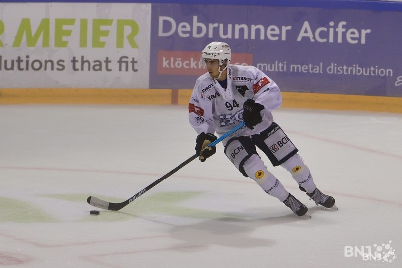 Makai Holdener a pu mettre le HC La Chaux-de-Fonds à l'abri vendredi soir en inscrivant le 5-1 final dans la cage vide. (photo : archives)