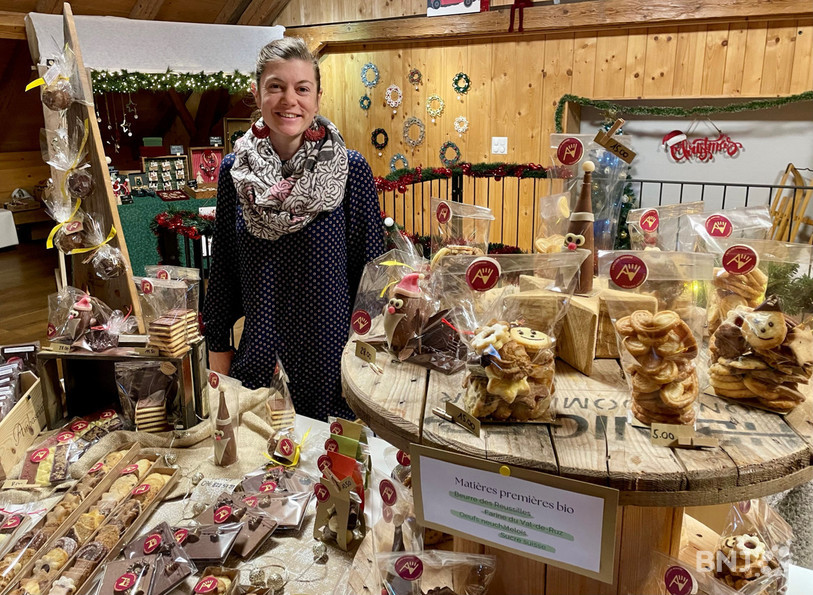 Maude Christen et ses biscuits artisanaux au Marché de Noël des créatrices, au Moulin de Bayerel.