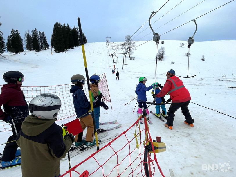 Malgré le temps maussade et le peu de neige, plusieurs familles étaient présentes à l'ouverture ce samedi au téléski du Crêt-Meuron.