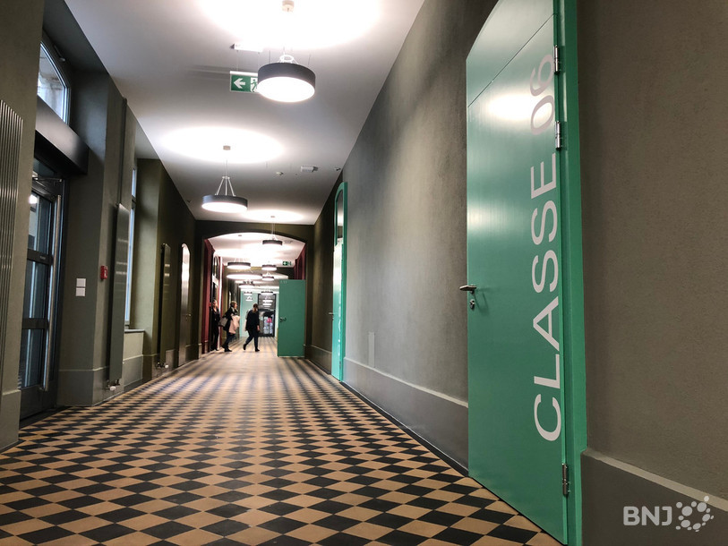 Sept classes sont désormais installées dans l'ancien hôpital communal de La Chaux-de-Fonds. 