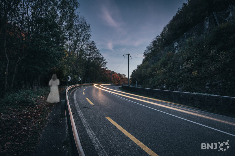 La légende mentionne la présence d'un autostoppeur ou d'une dame blanche dans ce virage entre Soyhières et Delémont. (Photomontage).