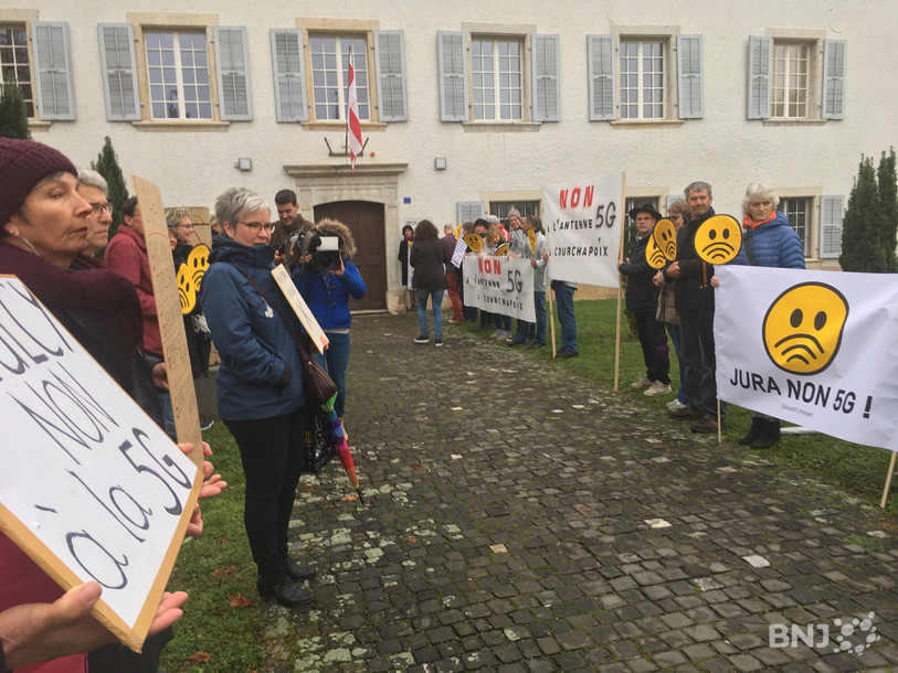 Plusieurs dizaines d’opposants à la 5G se sont rassemblés devant l’Hôtel du Parlement mercredi matin.