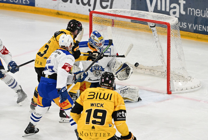 Le HC Ajoie de Frédérik Gauthier a multiplié les présences devant la cage de son ancien gardien Tim Wolf samedi soir face à Zoug (photo : Georges Henz).