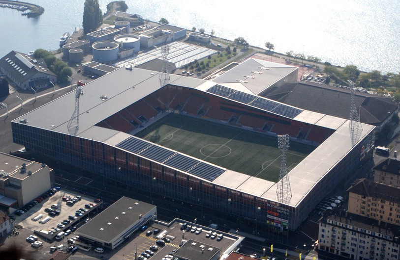 Les mâts du stade de la Maladière pourraient accueillir des antennes de téléphonie mobile. (Photo : sp-Ville de Neuchâtel)