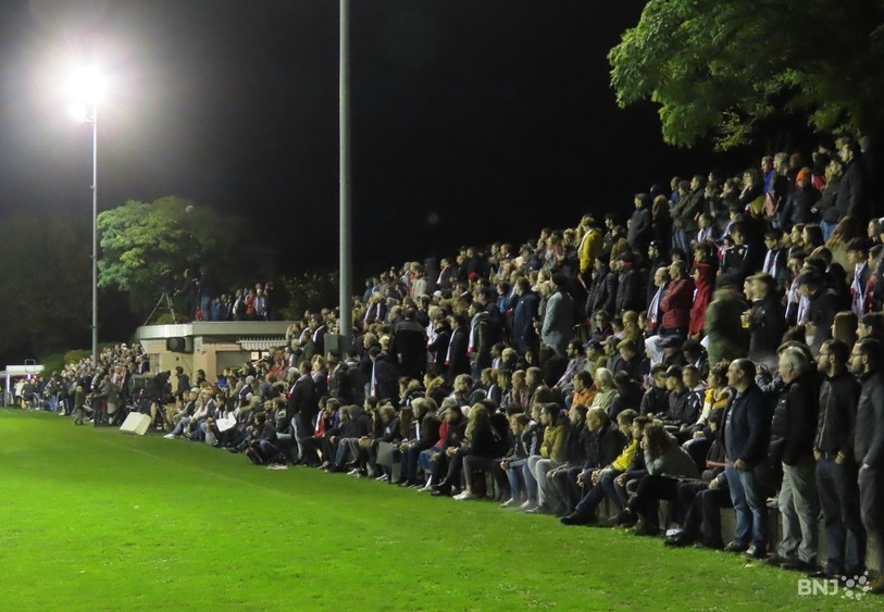 Les gradins du stade du Bord du Lac étaient pleins à craquer. 