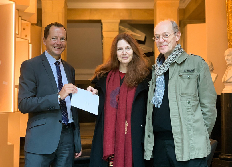 Philippe Rollier, sous-directeur à la BCN, responsable Private Banking (à gauche sur la photo), a remis le soutien de 10'000 francs à la librettiste Valérie Letellier et au compositeur Louis Crelier pour l'opéra « Shéhérazade, procès d’une infidèle ». (Photo : Fondation culturelle de la Banque Cantonale Neuchâteloise)