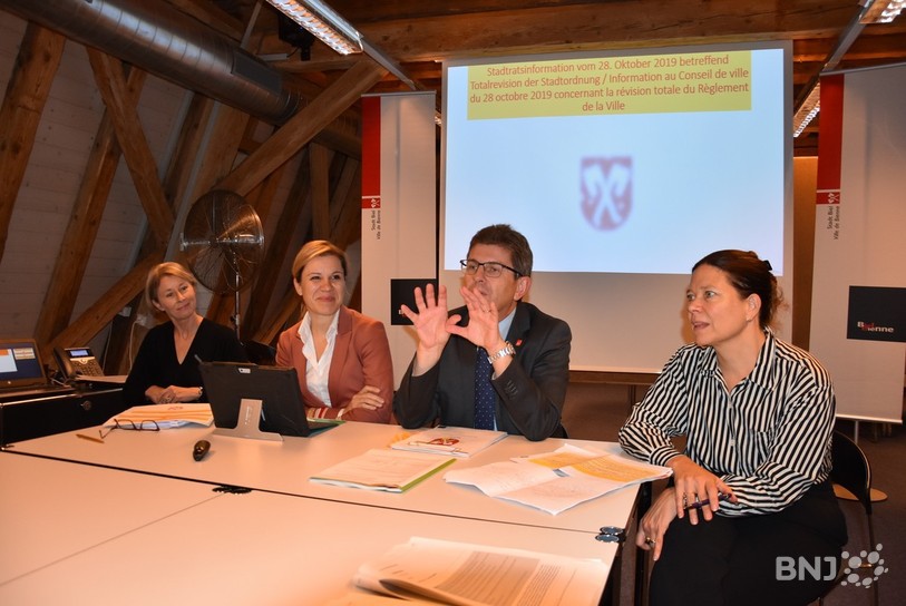 De gauche à droite : La chancelière municipale Barbara Labbé, la directrice des Finances Silvia Steidle, le maire Erich Fehr et la présidente de la commission spéciale du Conseil de ville Natasha Pittet.