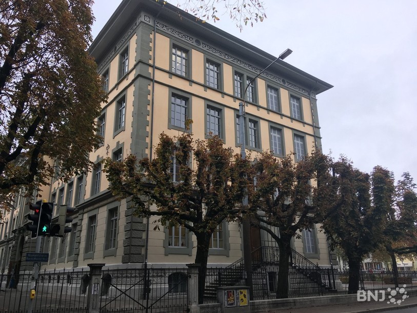 Les écoles biennoises ont fermé leurs portes lundi matin en raison du covid-19. 