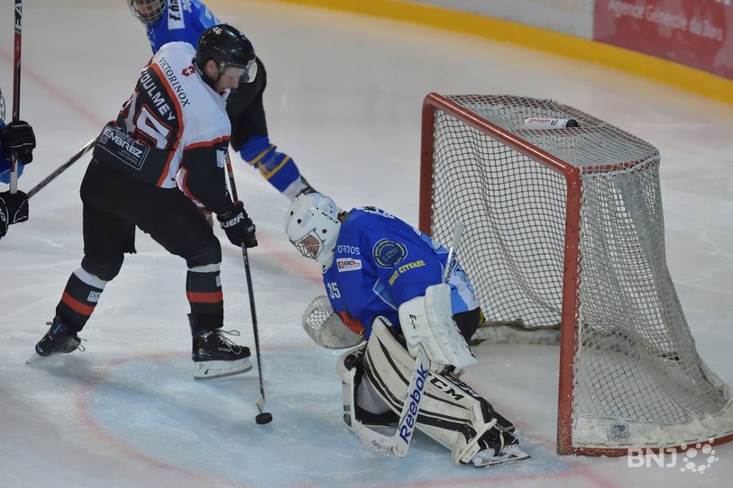 Grégory Koulmey ouvre la marque face au HC Moutier (photo : Georges Henz).