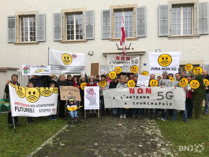 Le collectif « Jura NON 5G » devant l'Hôtel du Palement lors d'une de ses actions (photo: archives).
