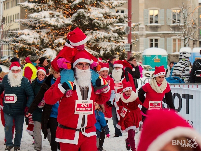 Les Pères Noël ne défileront pas dans les rues chaux-de-Fonnières cette année. (Photo : archives)
