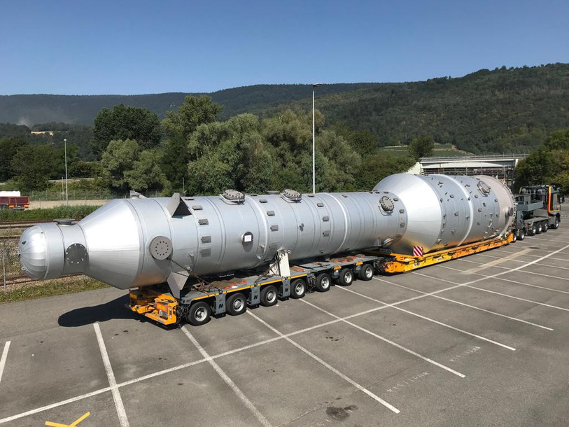 La pièce, qui mesure près de 30 mètres, a nécessité deux mois de travail pour son déplacement et son installation. (photo : Raffinerie de Cressier)