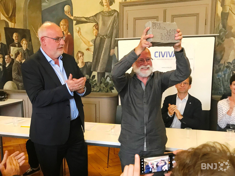 Daniel Gloor a reçu des mains du conseiller aux États, Didier Berberat, le prix CIVIVA décerné par la Fédération suisse du service civil.