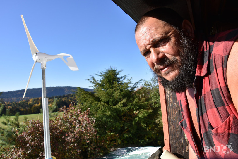 L'éolienne de Jacques Cerf se trouve juste devant la maison, presque à côté des fenêtres du salon.