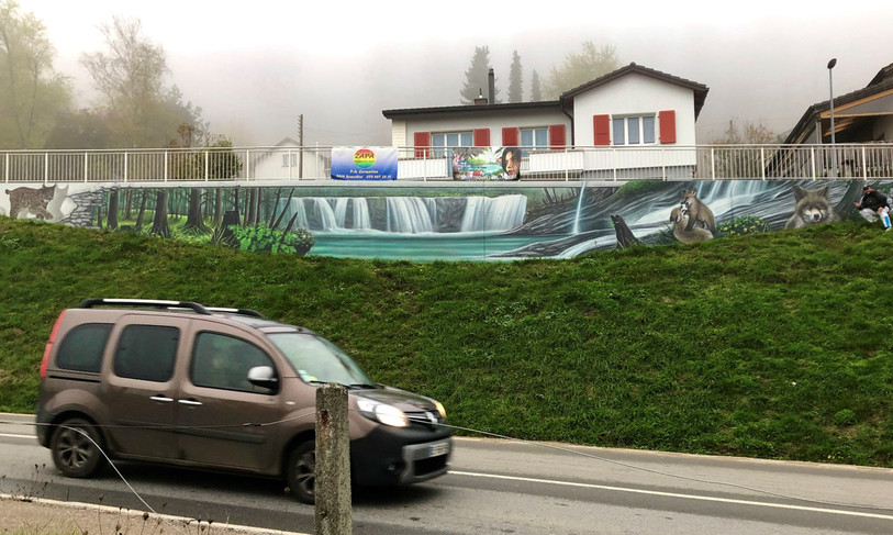 La fresque se trouve juste en dessus du passage à niveau de Renan. (Photo: Soy)