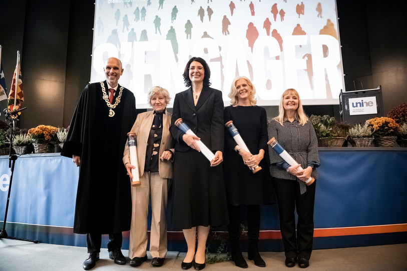 Les quatre Docteures honoris causa aux côtés du recteur de l'Université de Neuchâtel, Kilian Stoffel : Ivana Marková, Annie Rochat Pauchard, Lucy Küng et Tammy D. Allen (de gauche à droite). Photo : © Guillaume Perret // lundi13