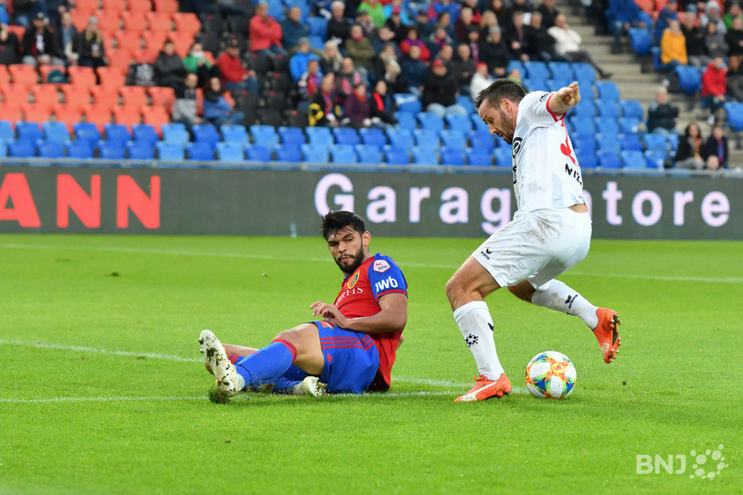 Raphaël Nuzzolo a réussi un beau crochet sur le défenseur bâlois pour inscrire le 1-0. (photo: Georges Henz)