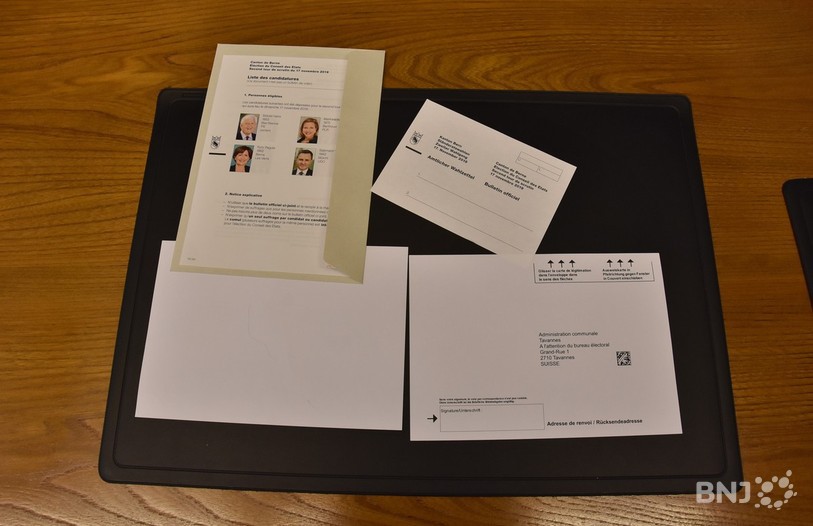 La carte de légitimation de droite est correctement imprimée au verso. Sur celle de gauche, on constate l'absence de plusieurs éléments comme le cachet pour la signature et l'adresse de l'administration communale.  